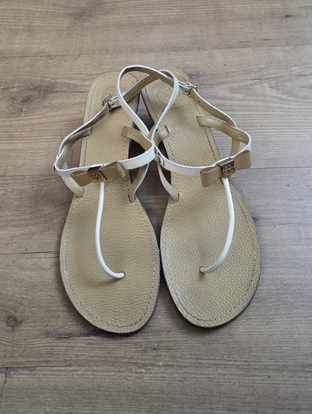 Tory Burch Kailey Wedge Thong Bow Logo Sandals - Picture 3 of 12